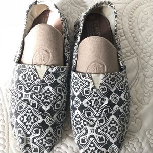 TOMS women’s shoes in size 7